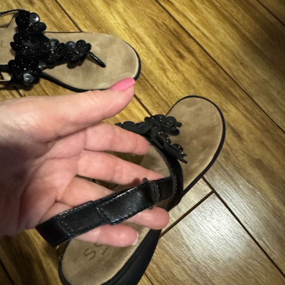 Naturalizer Black T-Strap Sandals with Floral Embellishment - Picture 5 of 10